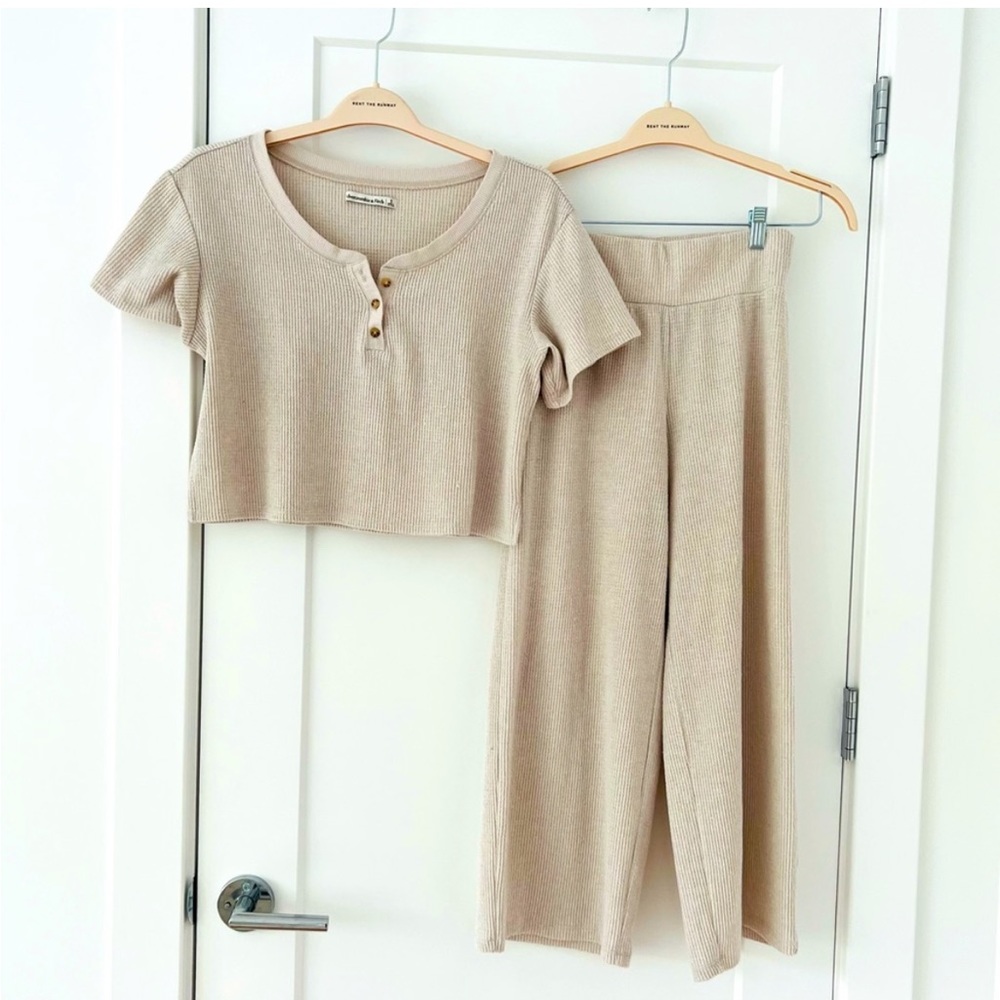 Abercrombie & Fitch Ribbed Two-Piece Loungewear Set — Beige